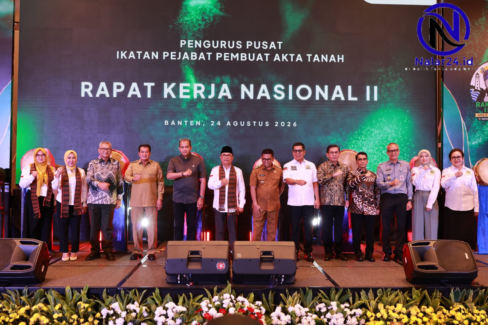 Sejumlah pejabat berdiri berbaris di atas panggung dengan latar layar besar bertuliskan Rapat Kerja Nasional II IPPAT Banten 24 Agustus 2026