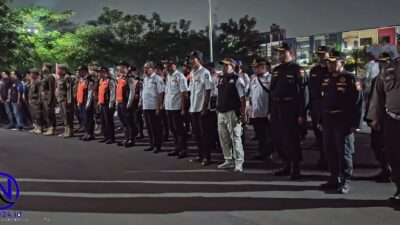 Barisan personel gabungan dari Polri, TNI, Dishub, Satpol PP dan Pokdar Kamtibmas mengikuti apel malam hari di lapangan
