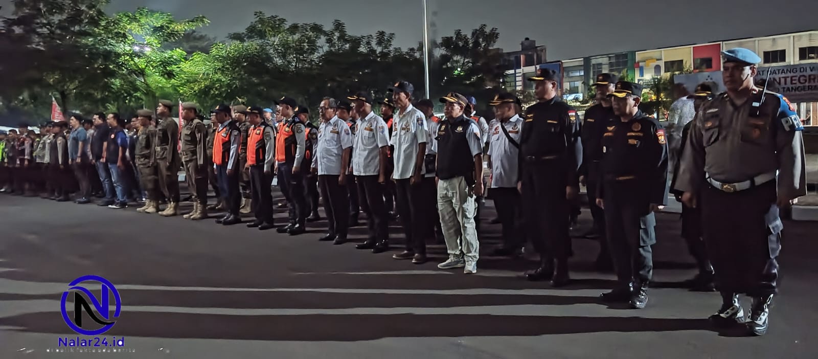Barisan personel gabungan dari Polri, TNI, Dishub, Satpol PP dan Pokdar Kamtibmas mengikuti apel malam hari di lapangan