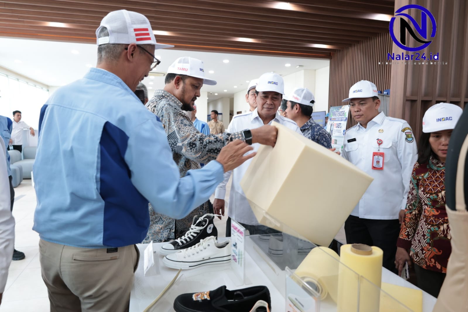 Bupati Tangerang dan anggota Komisi VII DPR RI melihat produk busa dan sepatu saat meninjau pabrik di Kawasan Industri Cikupa Mas