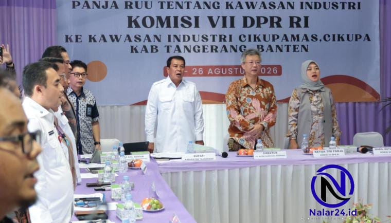 Bupati Tangerang Moch Maesyal Rasyid berdiri bersama anggota Komisi VII DPR RI saat dialog di Kawasan Industri Cikupa Mas