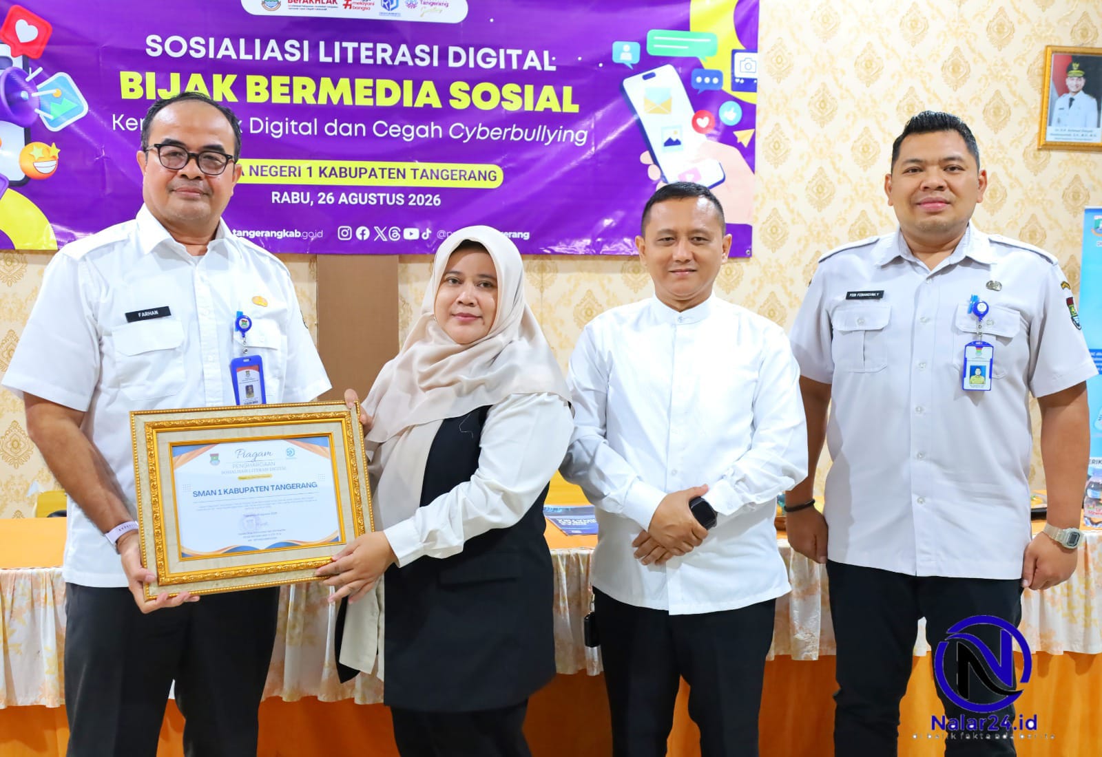 Diskominfo Kabupaten Tangerang Serahkan Piagam ke SMAN 1 Usai Sosialisasi Literasi Digital