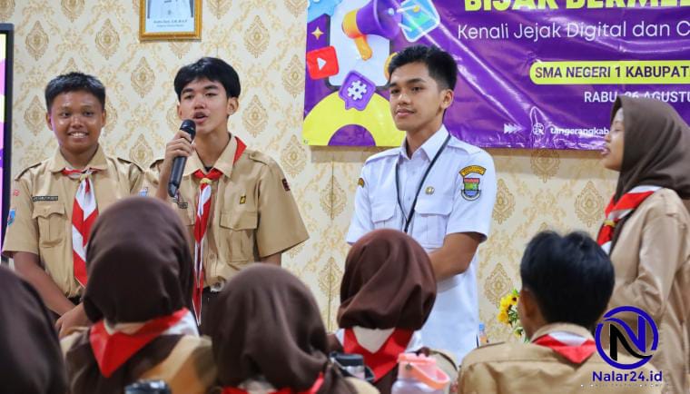 Seorang siswa berseragam pramuka memegang mikrofon saat sesi tanya jawab literasi digital di SMAN 1 Kabupaten Tangerang