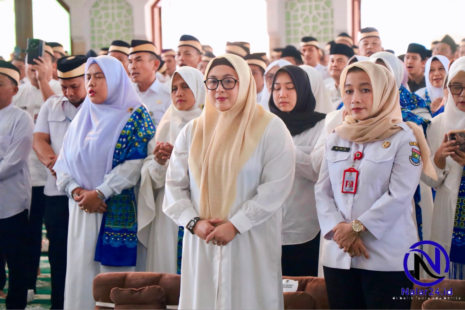 Barisan ASN Pemkab Tangerang mengenakan baju putih mengikuti peringatan Maulid Nabi dengan khidmat