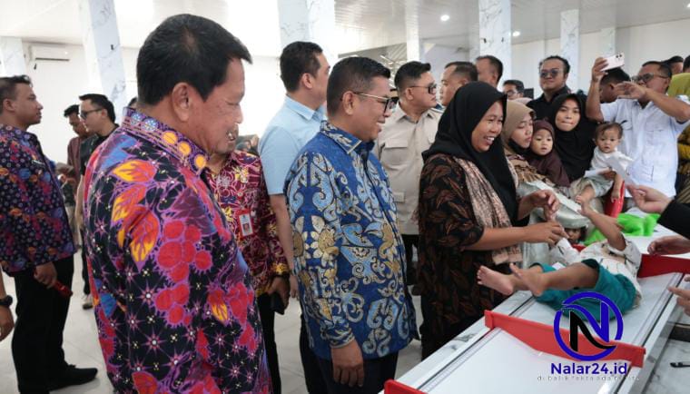 Bupati Tangerang dan Gubernur Banten melihat pengukuran tinggi badan balita saat kegiatan CKG