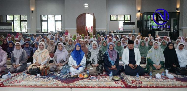 Ketua TP PKK Kabupaten Tangerang bersama pengurus dan ratusan jamaah duduk di atas karpet saat pengajian