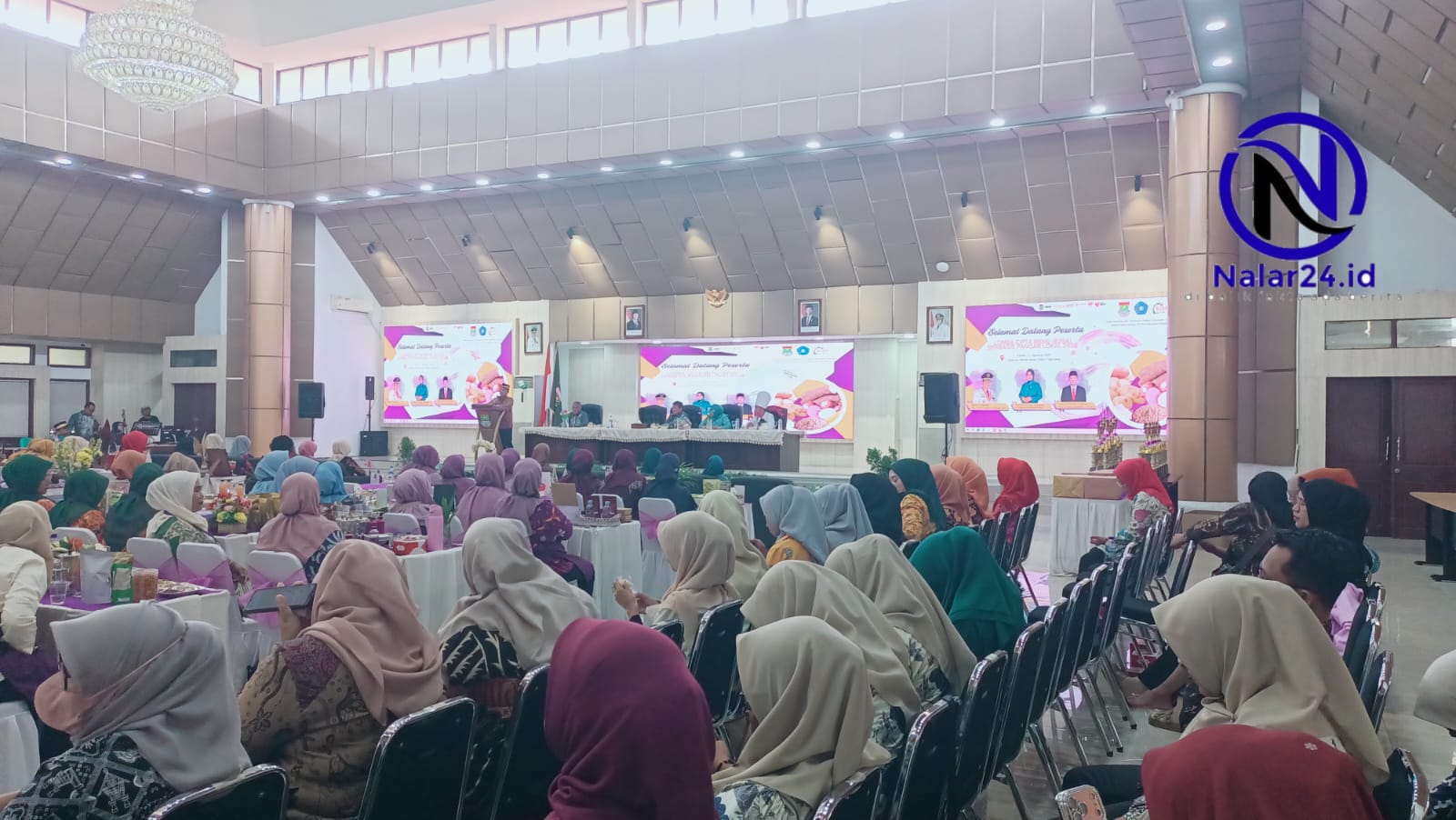 Peserta lomba cipta menu B2SA dengan dekorasi kursi pita ungu di GSG Tangerang