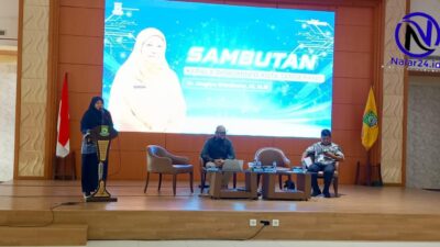 Kepala Diskominfo Kota Tangerang berpidato di podium saat buka Pelatihan KIM