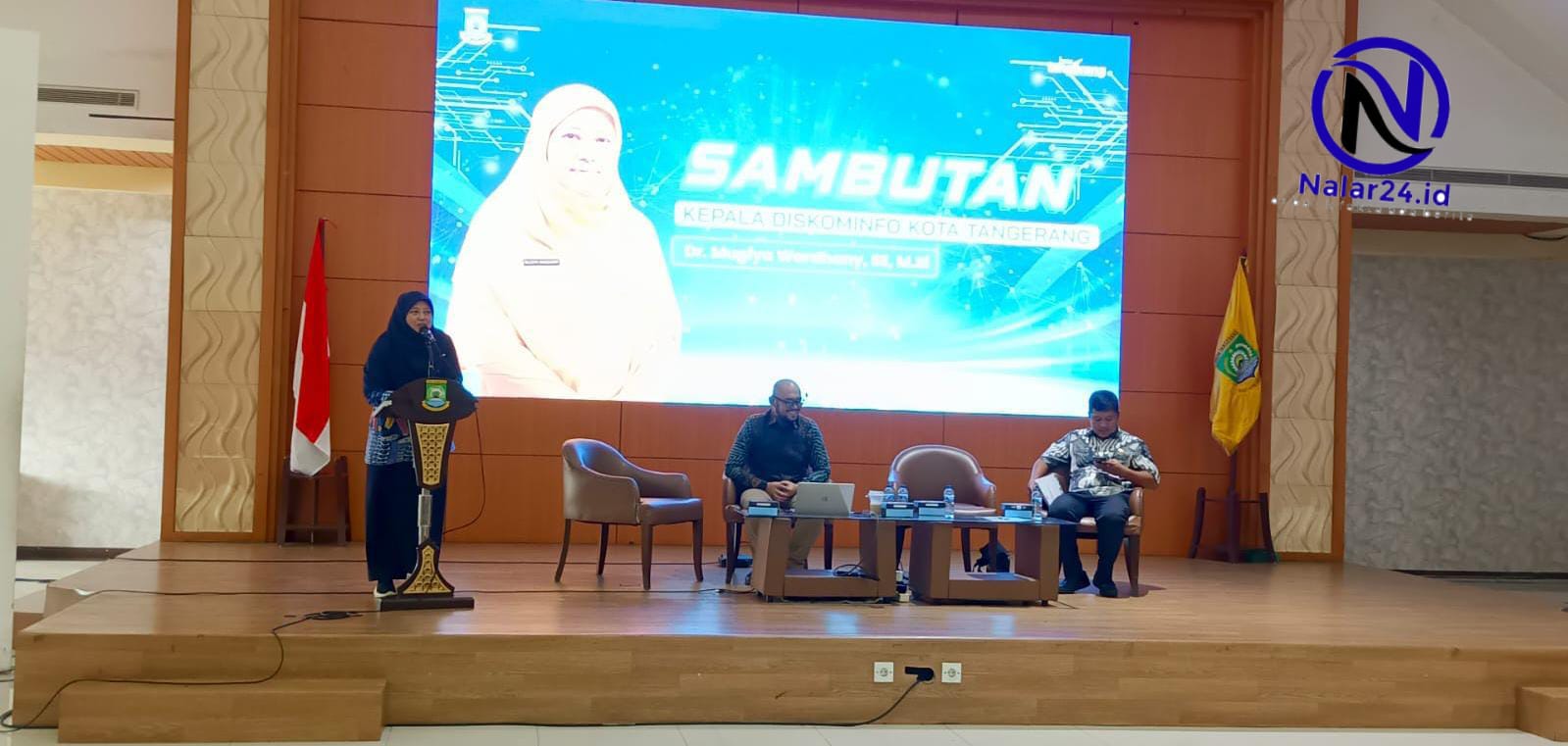 Kepala Diskominfo Kota Tangerang berpidato di podium saat buka Pelatihan KIM