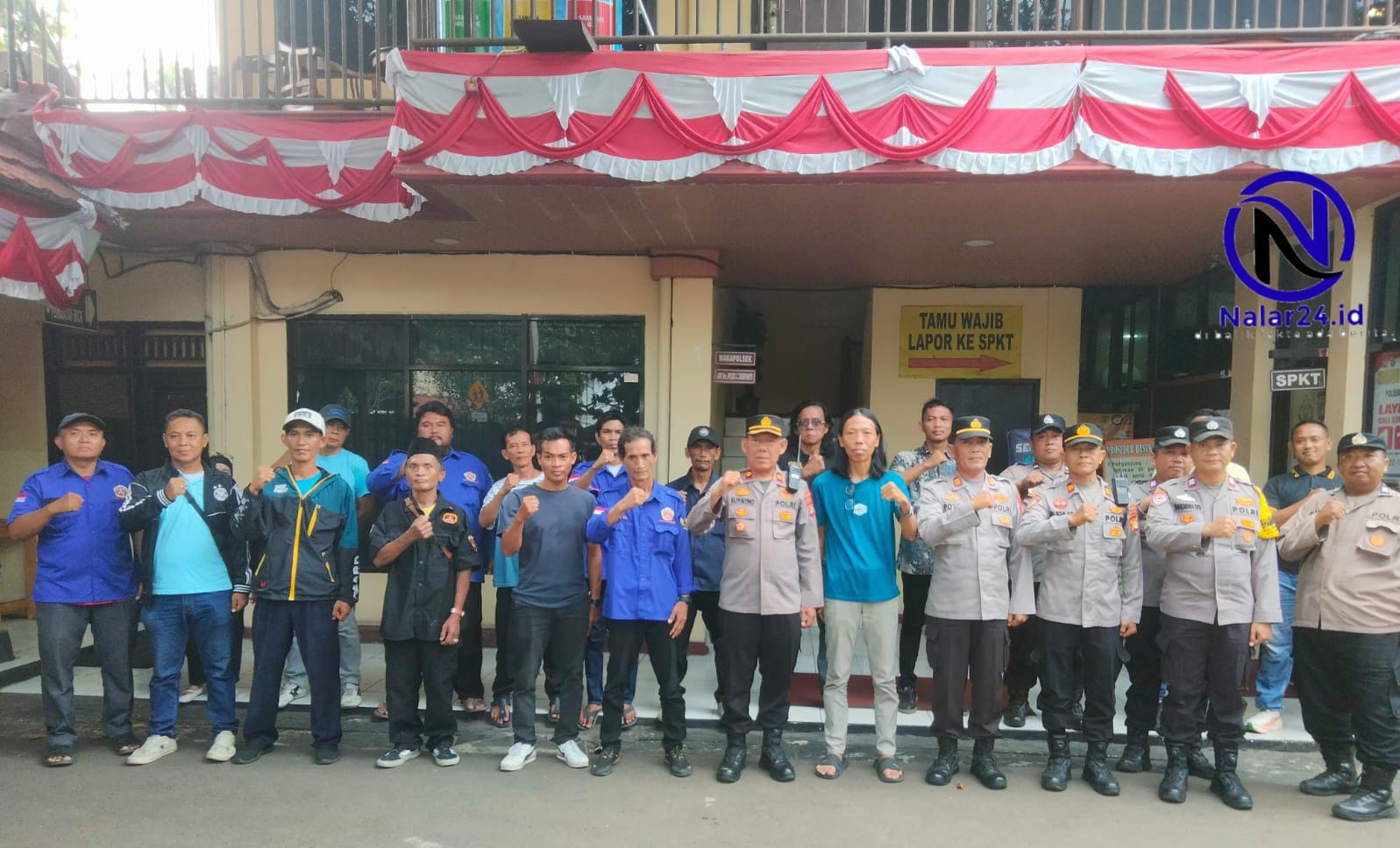Kapolsek Tangerang dan peserta apel Sabuk Kamtibmas berfoto bersama di depan Mapolsek