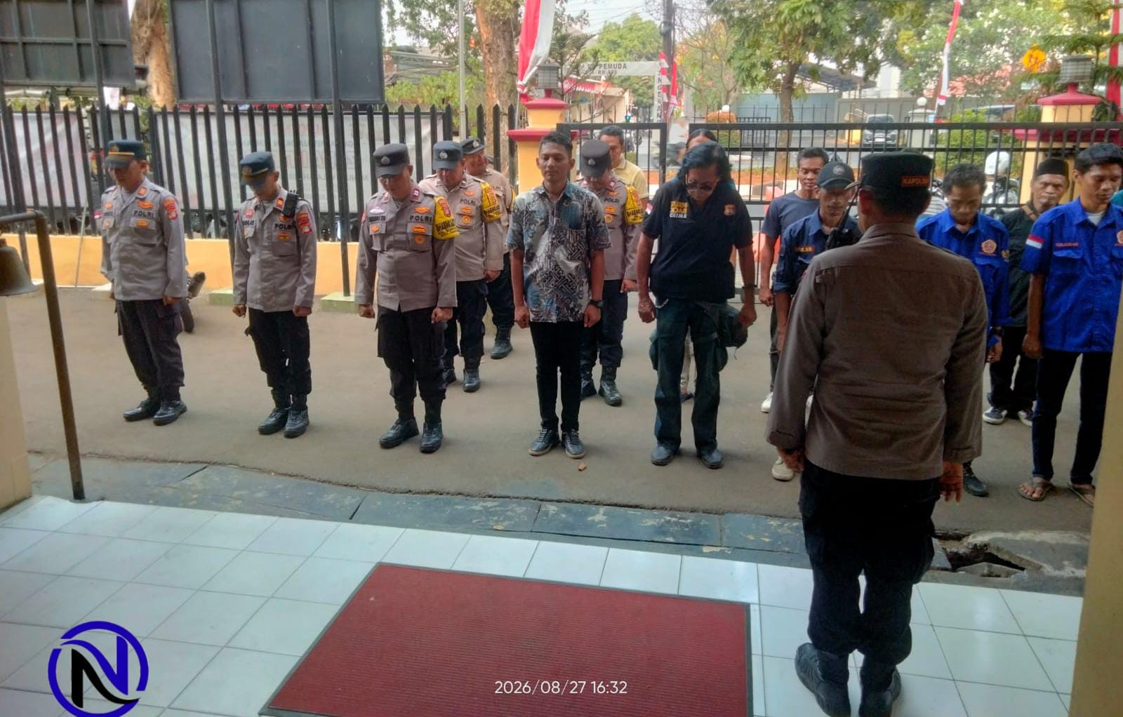 Personel Polsek dan warga mengikuti apel Sabuk Kamtibmas di halaman Mapolsek