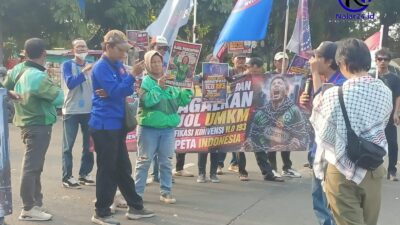 Driver membawa spanduk saat berorasi