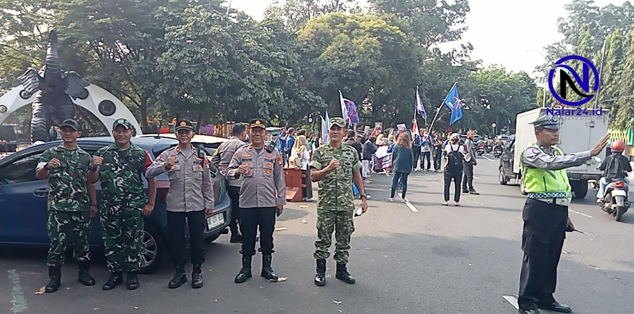Polisi dan TNI amankan aksi driver di Taman Gajah