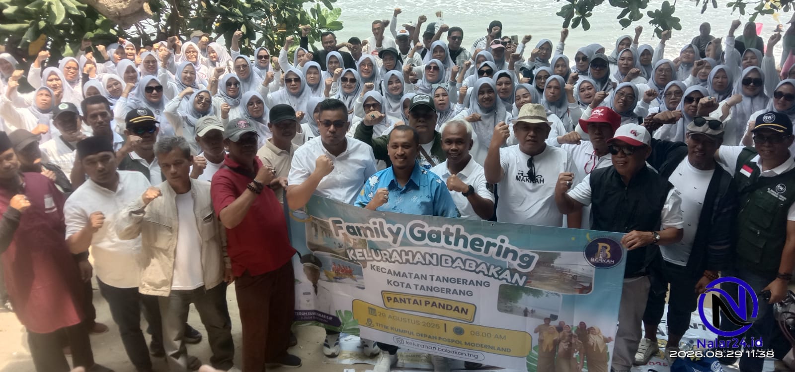 Kader Kelurahan Babakan foto bersama di pantai