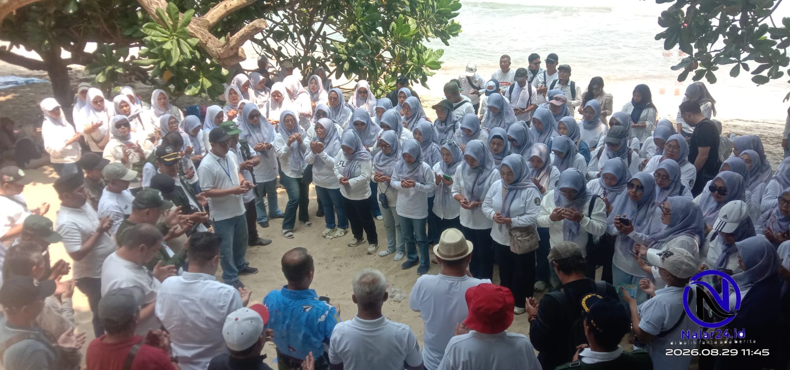 Kader berdoa bersama di pantai