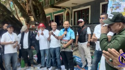 Camat Riswan pegang mic disambut tepuk tangan kader