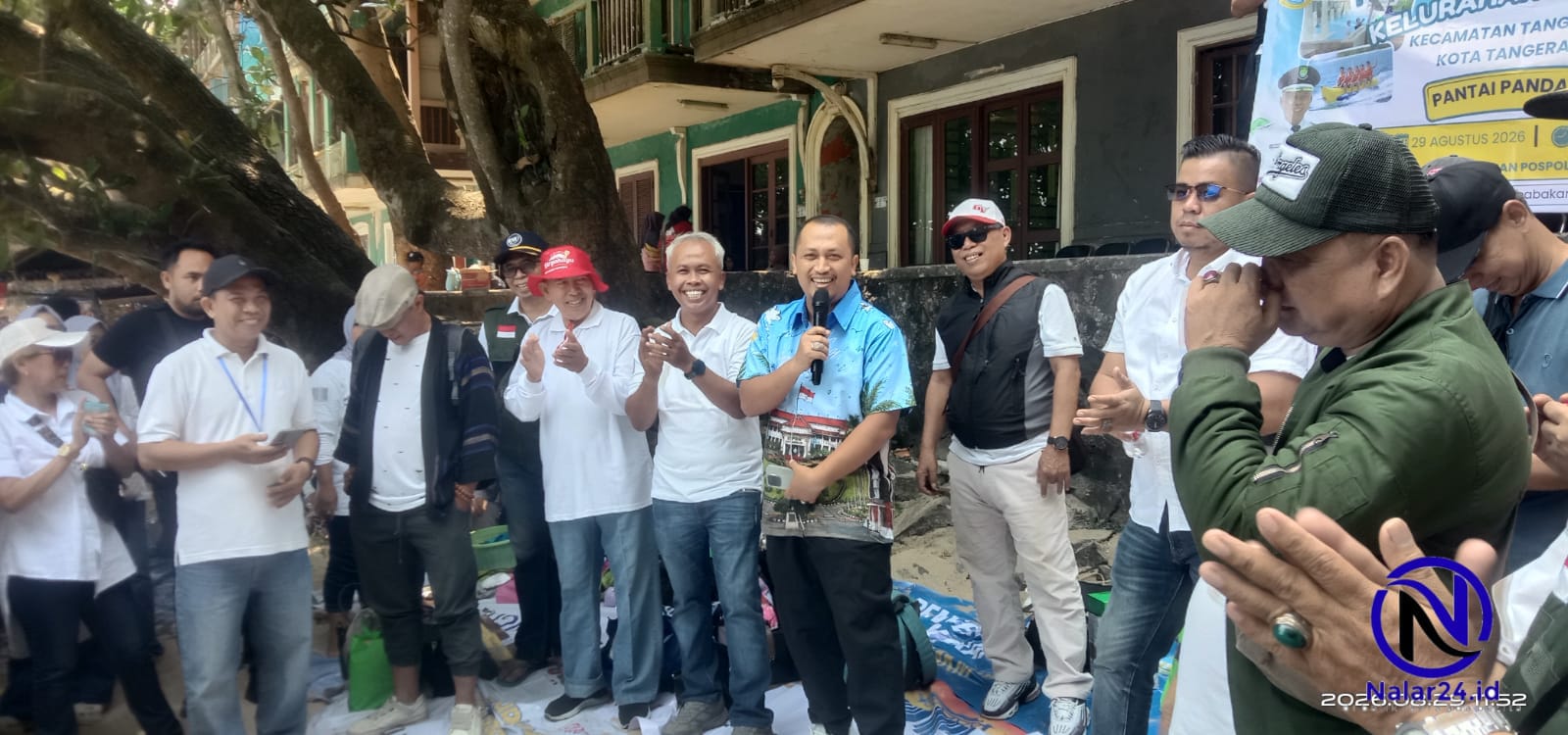Camat Riswan pegang mic disambut tepuk tangan kader