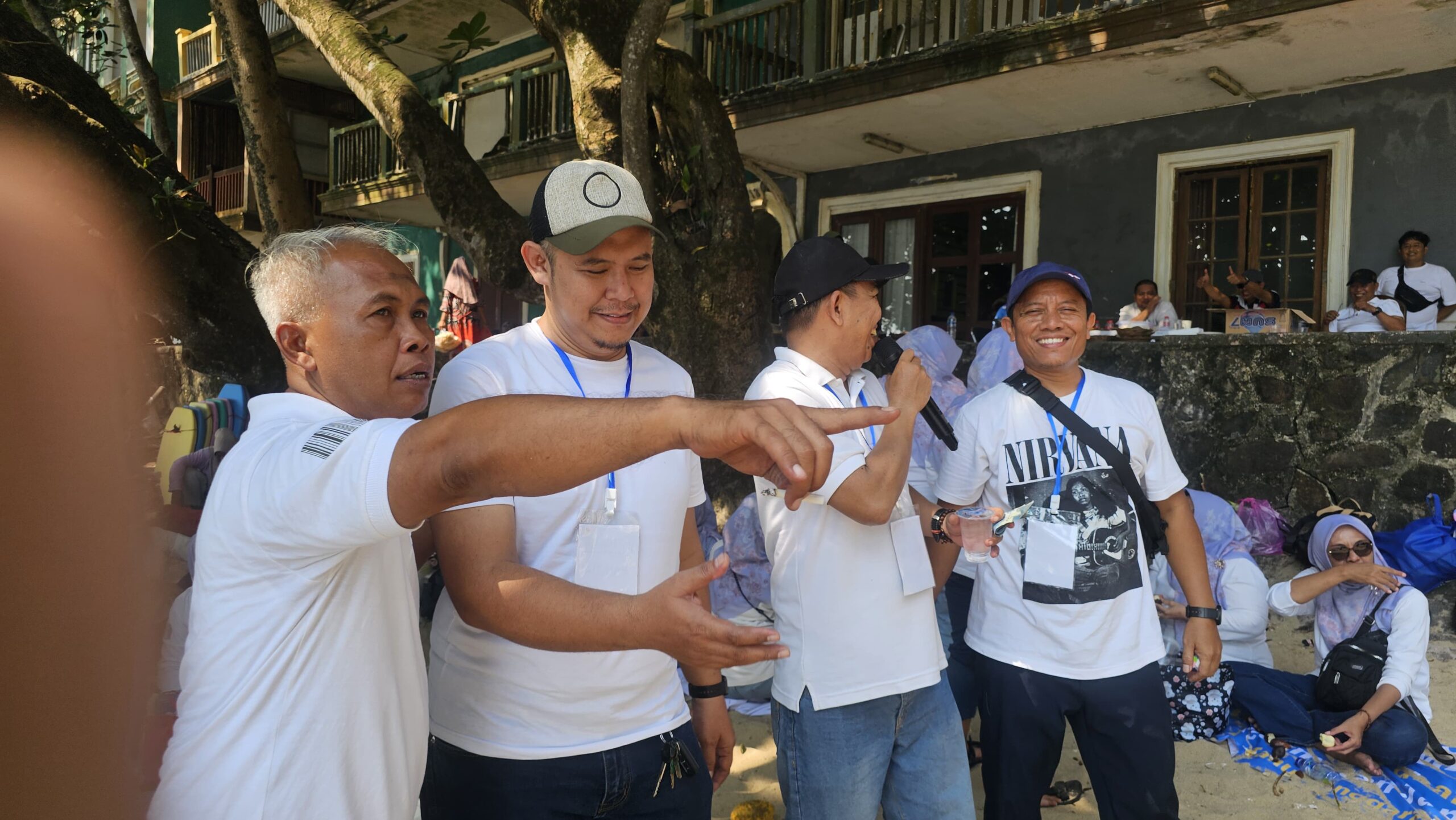 Lurah Teguh menunjuk sambil koordinasi dengan tim