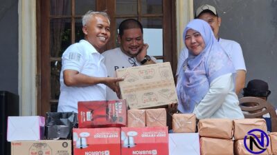 Lurah Teguh menyerahkan hadiah kompor gas