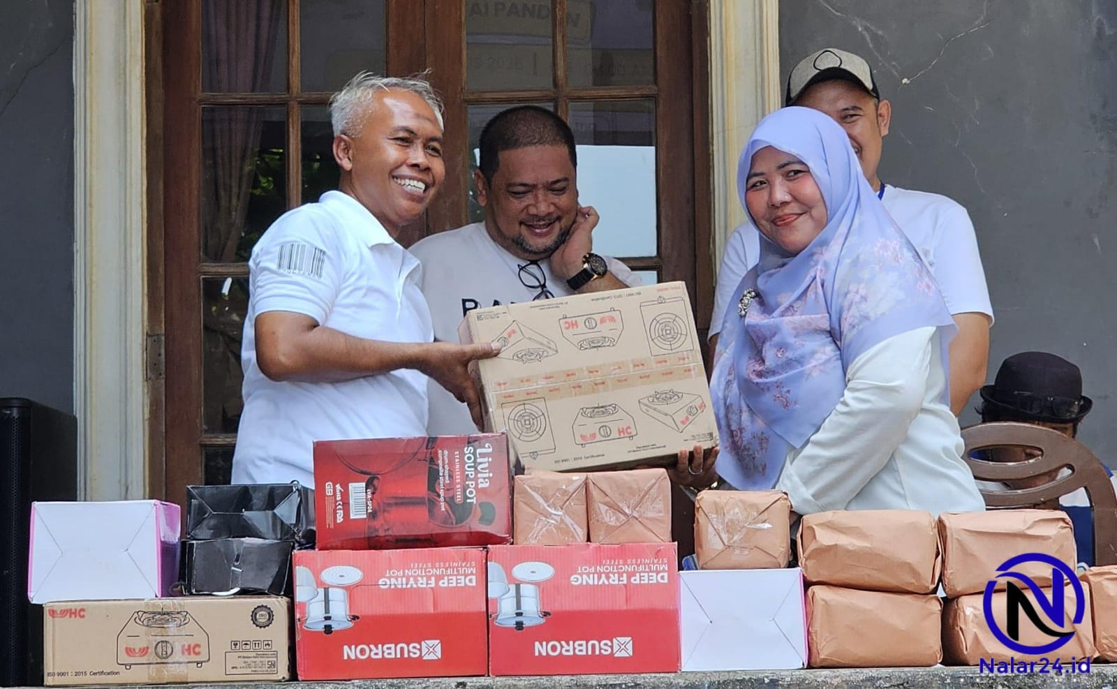 Lurah Teguh menyerahkan hadiah kompor gas