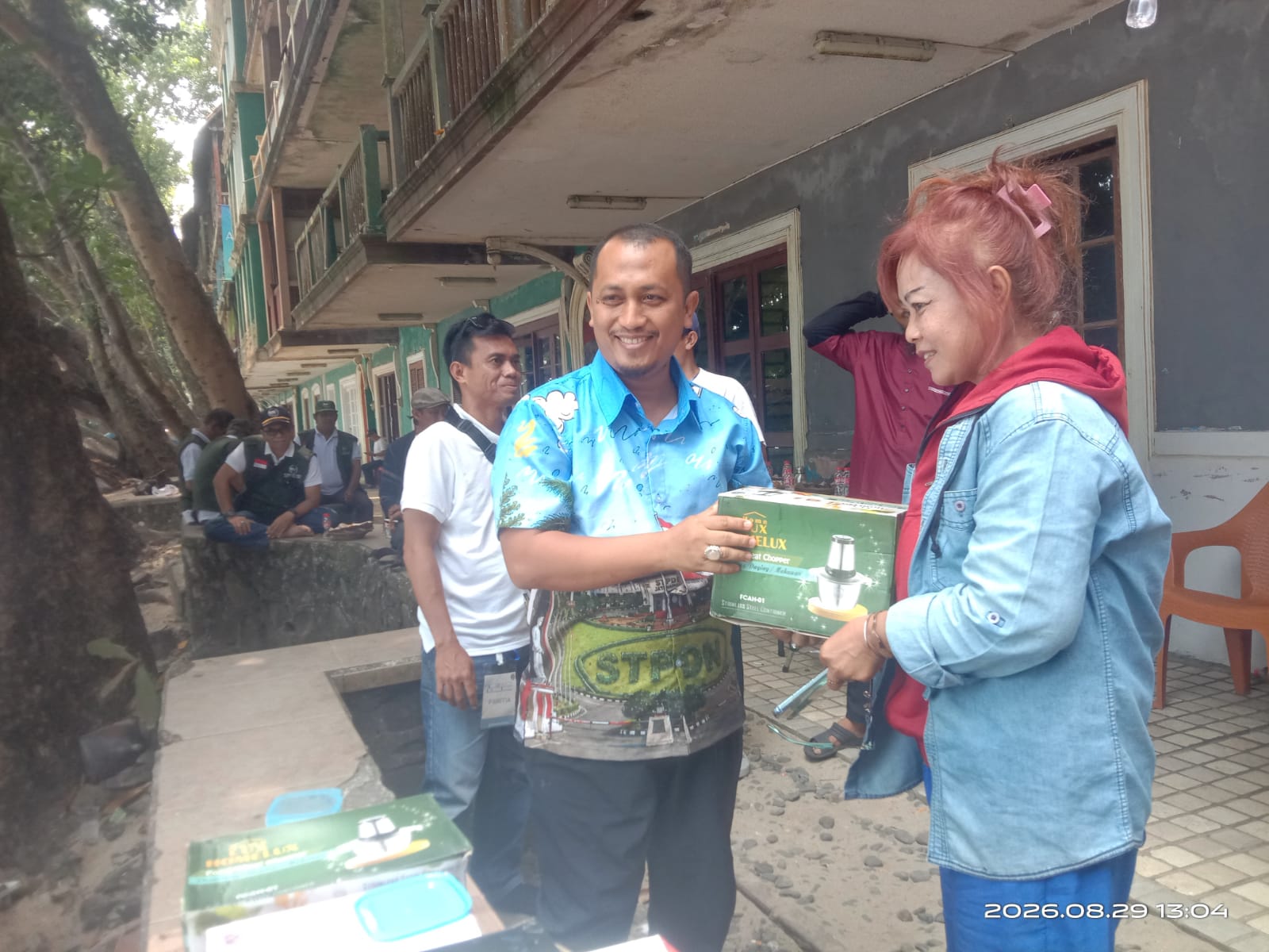 Camat Riswan menyerahkan food chopper ke kader