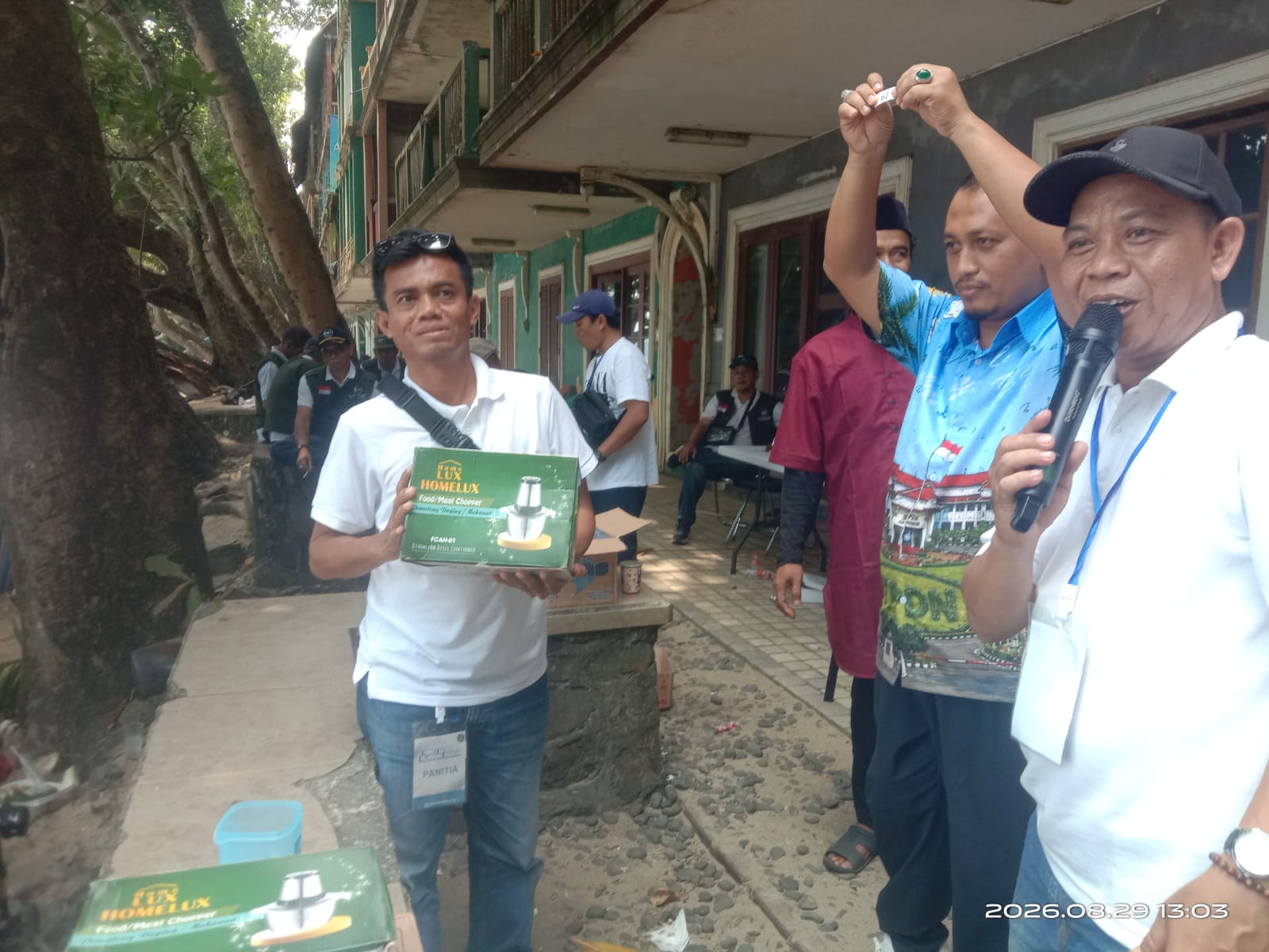 Camat Riswan angkat kupon undian bersama panitia