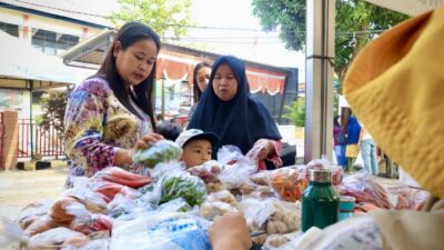 Warga Jatiuwung Borong Sembako Murah di Gerakan Pangan Murah HUT ke-81 RI