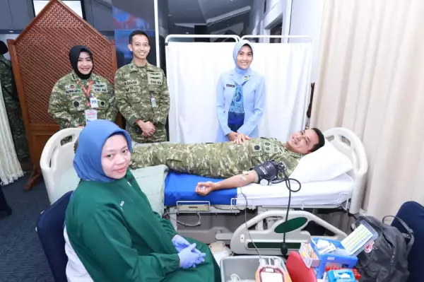 Kasau Marsekal Tonny Harjono donor darah di Gedung Suharnoko Harbani Denmabesau