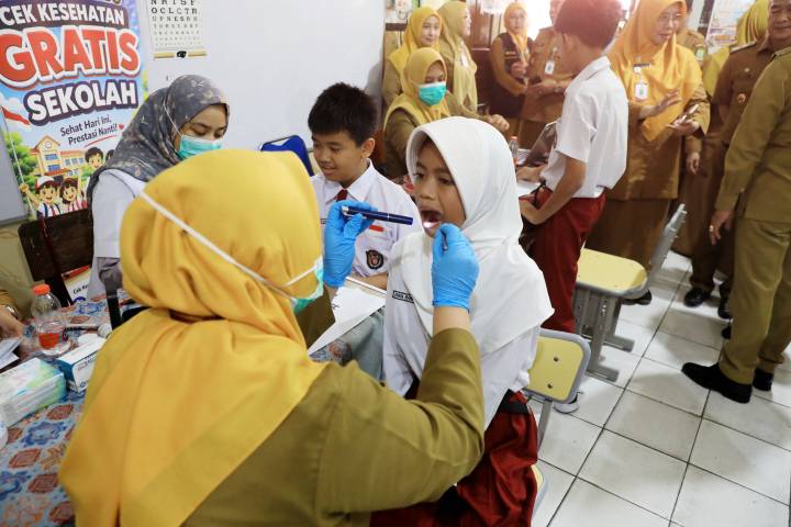 Pemeriksaan gigi siswa pada program CKG Sekolah Kota Tangerang