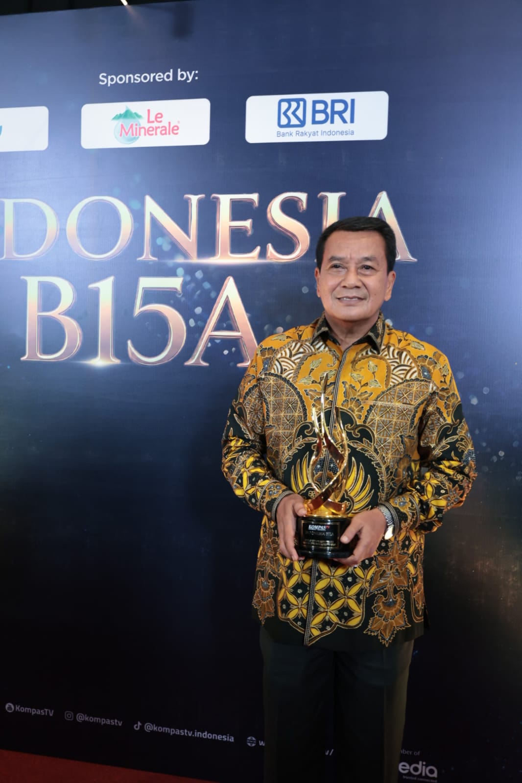 Bupati Tangerang Maesyal Rasyid memegang trofi penghargaan dari Kompas TV`