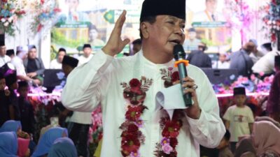 Bupati Tangerang Moch Maesyal Rasyid berpidato mengenakan baju putih dan kalungan bunga saat peresmian Masjid Jami Baiturrahman dirangkaikan Maulid Nabi di Sukamulya