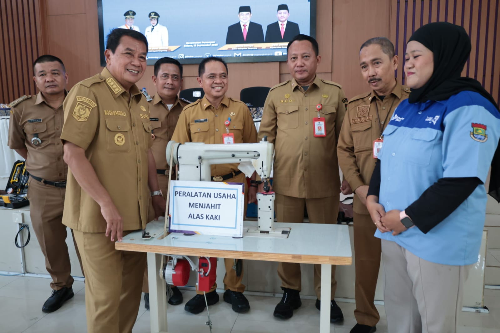 Bupati Maesyal Rasyid serahkan bantuan peralatan usaha Program Wirausaha Baru Pemkab Tangerang