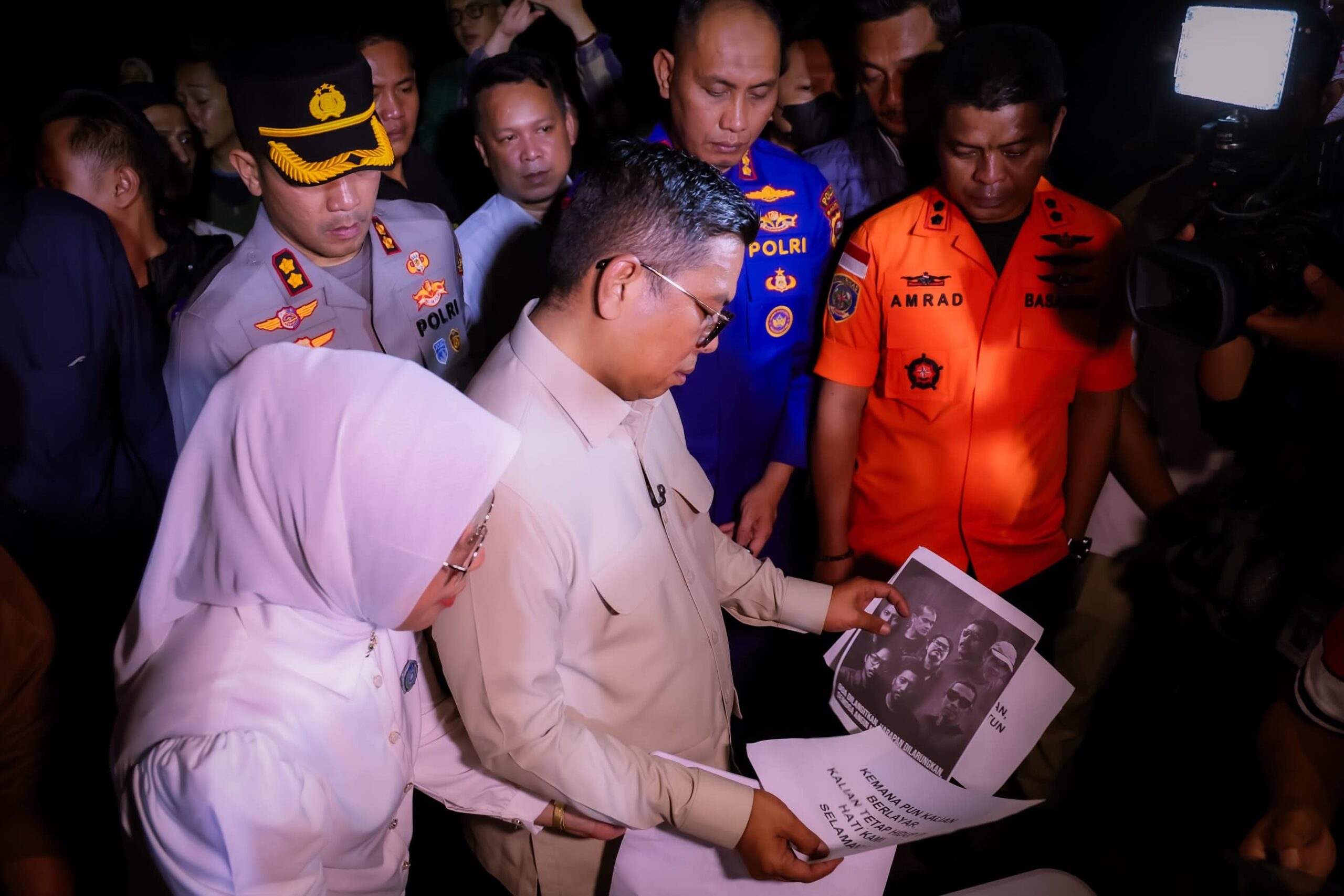 Gubernur Banten Andra Soni melihat poster 8 korban Kapal Arupadhatu I didampingi aparat Polri dan Basarnas.