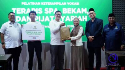 Penyerahan simbolis pelatihan keterampilan vokasional terapis spa, bekam, dan pijat syariah oleh BAZNAS Kota Tangerang.