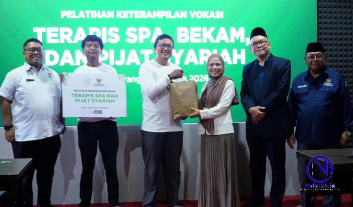 Penyerahan simbolis pelatihan keterampilan vokasional terapis spa, bekam, dan pijat syariah oleh BAZNAS Kota Tangerang.