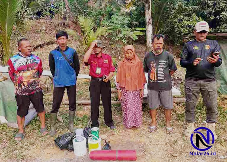 Nenek Icih bersama pengurus PWI Lebak Selatan