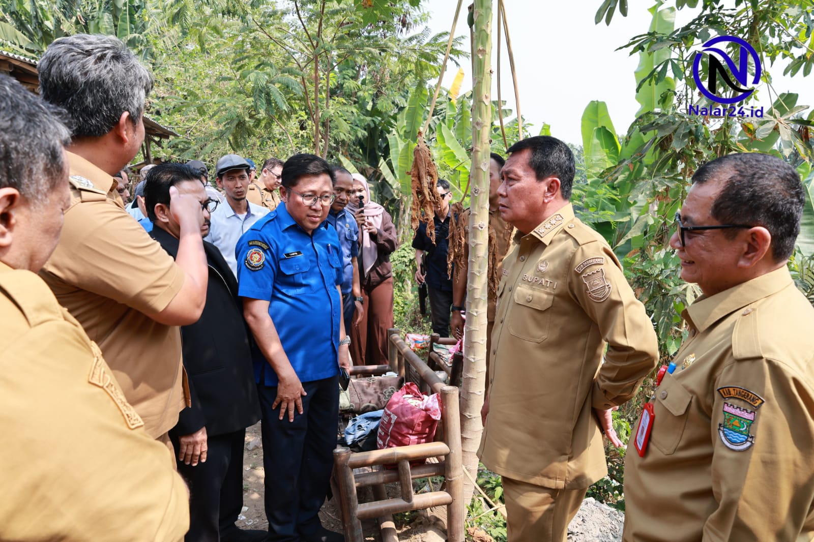 Bupati Tangerang Moch. Maesyal Rasyid meninjau lokasi pohon tumbang di Desa Teluknaga, Selasa 1 September 2026.