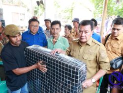 Bupati Maesyal Sambangi Keluarga Korban Pohon Tumbang di Teluknaga, Bantu Sembako dan Hunian Sementara