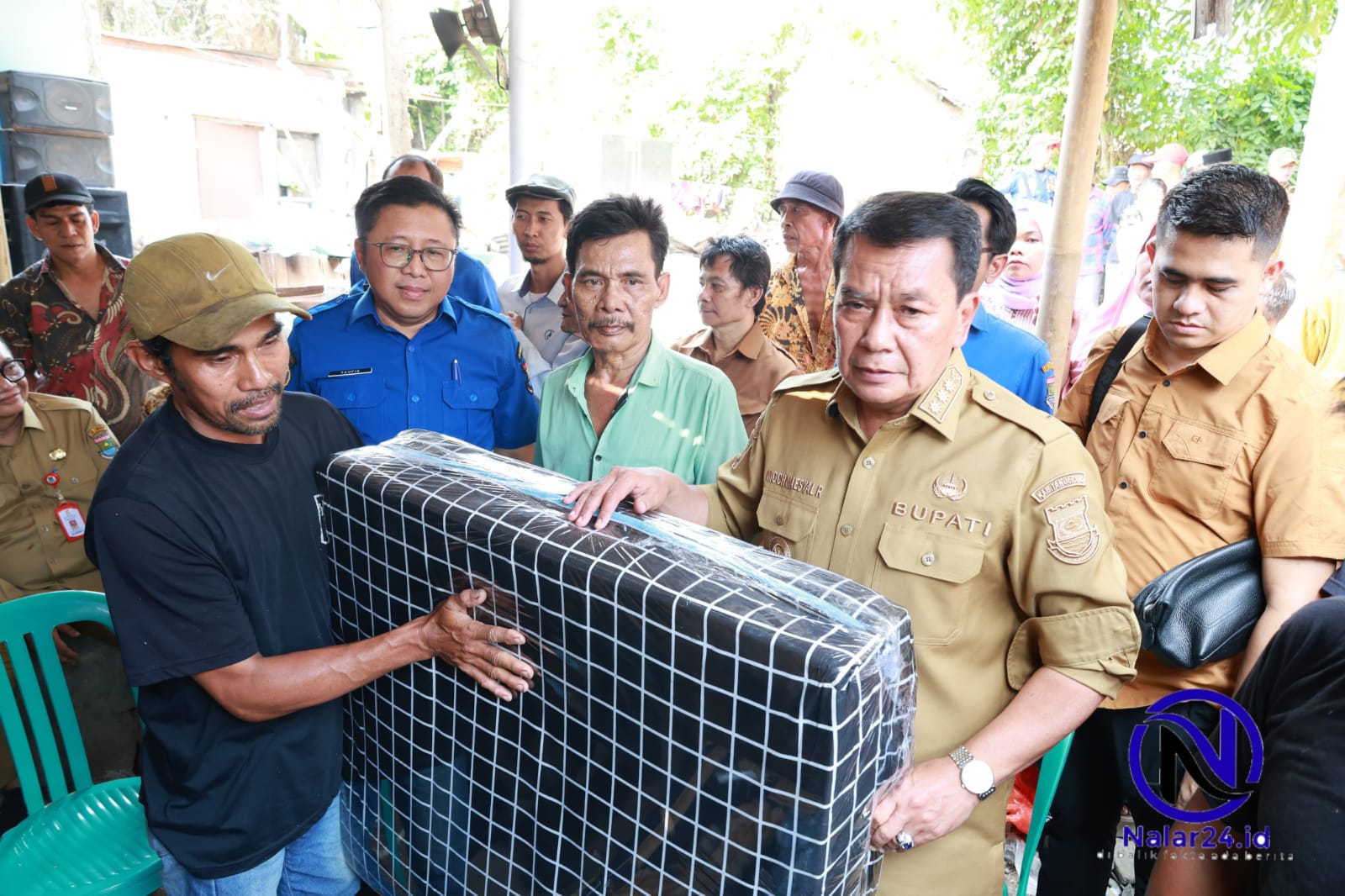 Bupati Maesyal menyerahkan bantuan kasur kepada keluarga korban pohon tumbang
