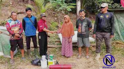 Penyerahan material bangunan bedah rumah kepada Nenek Icih oleh Brand Komando66