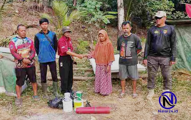 Penyerahan material bangunan bedah rumah kepada Nenek Icih oleh Brand Komando66