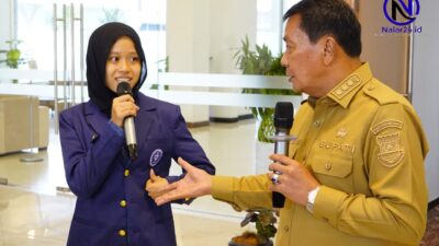 Bupati Tangerang berdialog dengan penerima Beasiswa Tangerang Gemilang Siti Fadila di Hotel Yasmin Curug