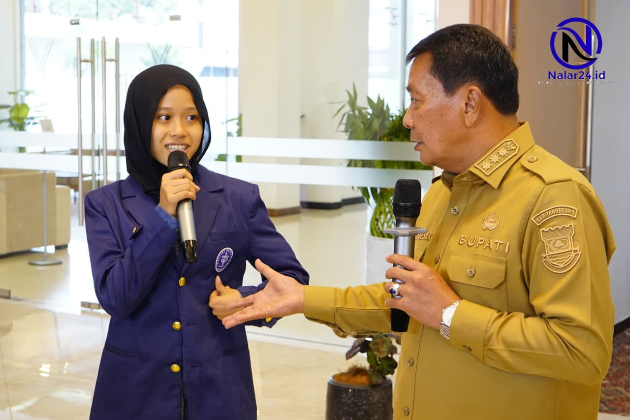 Bupati Tangerang berdialog dengan penerima Beasiswa Tangerang Gemilang Siti Fadila di Hotel Yasmin Curug
