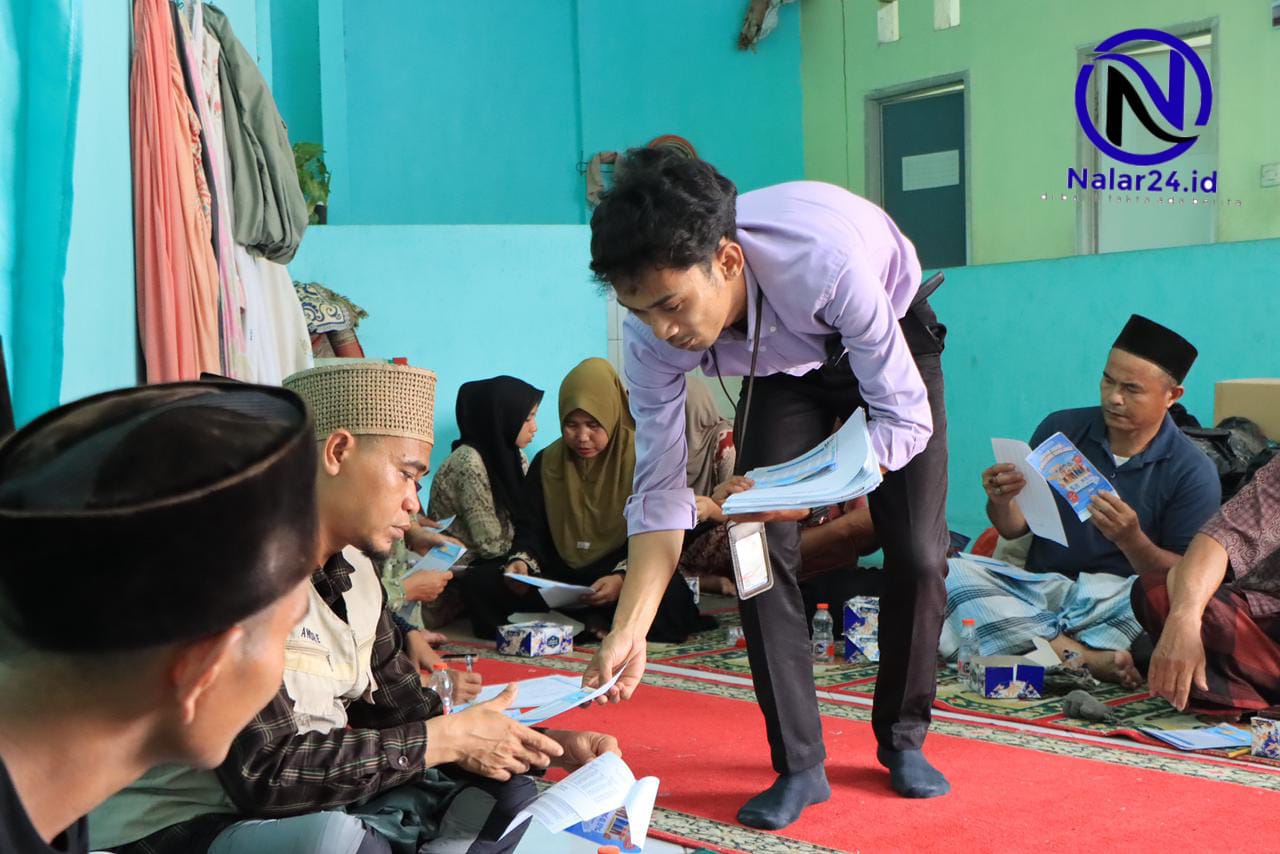 Petugas BPR Kerta Raharja membagikan brosur Kredit Mikro Raharja kepada pelaku UMKM Cilongok