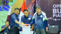 Open Tournament Bulutangkis Piala Panglima TNI Resmi Dibuka, Teguhkan Sportivitas dan Cetak Atlet Berprestasi*  Nalar24.id | BANDUNG – Komandan Komando Pemeliharaan Materiel TNI Angkatan Udara atau Dankoharmatau Marsda TNI Rudolf P. Buulolo, S.E., M.M., yang diwakili Wadan Koharmatau Marsma TNI Andy S. Pambudi, S.T., M.M., secara resmi membuka Open Tournament Cabang Olahraga Bulutangkis Piala Panglima TNI di GOR KONI Bandung, Rabu 2 September 2026.  Turnamen ini digelar dalam rangka memeriahkan HUT ke-81 TNI Tahun 2026. Kegiatan tersebut menjadi momentum strategis untuk mempererat kebersamaan sekaligus membangun semangat kompetisi yang sehat antara prajurit TNI, Polri, atlet, dan masyarakat.  Dalam sambutan Panglima TNI yang dibacakan Wadan Koharmatau, disampaikan bahwa TNI berkomitmen meningkatkan prestasi olahraga nasional sesuai amanah Undang-Undang Nomor 11 Tahun 2022 tentang Keolahragaan.  Open Tournament Piala Panglima TNI tidak hanya diarahkan sebagai ajang kompetisi, tetapi juga menjadi sarana mempererat tali silaturahmi, membangun kebersamaan, meningkatkan prestasi dan sportivitas, serta menjaring bibit-bibit atlet potensial yang mampu mengharumkan nama bangsa.  “Olahraga prestasi pada hakikatnya tidak hanya membentuk kekuatan fisik, tetapi juga membangun mental dan karakter melalui nilai sportivitas, kejuangan, kehormatan, disiplin, tanggung jawab, kerja sama, serta kepercayaan terhadap kemampuan diri sendiri,” demikian kutipan sambutan Panglima TNI.  Sejalan dengan tema HUT ke-81 TNI, “Prestasi Olahraga TNI, Prestasi Olahraga Indonesia”, kegiatan ini diharapkan mampu melahirkan prajurit dan masyarakat yang sehat, tangguh, berkarakter, sekaligus atlet-atlet berprestasi.  Lebih lanjut, turnamen ini memiliki sejumlah tujuan strategis. Yakni menjadi parameter keberhasilan pembinaan atlet nasional, menemukan bibit-bibit atlet potensial, meningkatkan kualitas olahraga nasional, serta memperkuat komunikasi dan sinergi antarpengurus olahraga dari pusat hingga daerah.  Panglima TNI juga menyampaikan apresiasi kepada seluruh panitia, pengurus olahraga, KONI, atlet, wasit, juri, dan seluruh pihak yang telah mendukung terselenggaranya turnamen tersebut.  Kepada atlet, Panglima TNI berpesan agar mengikuti pertandingan dengan sungguh-sungguh, menjunjung tinggi sikap kesatria, serta mengedepankan motivasi dan sportivitas. Sementara kepada juri dan wasit, diharapkan mampu memimpin pertandingan secara jujur, bijaksana, aman, dan profesional.