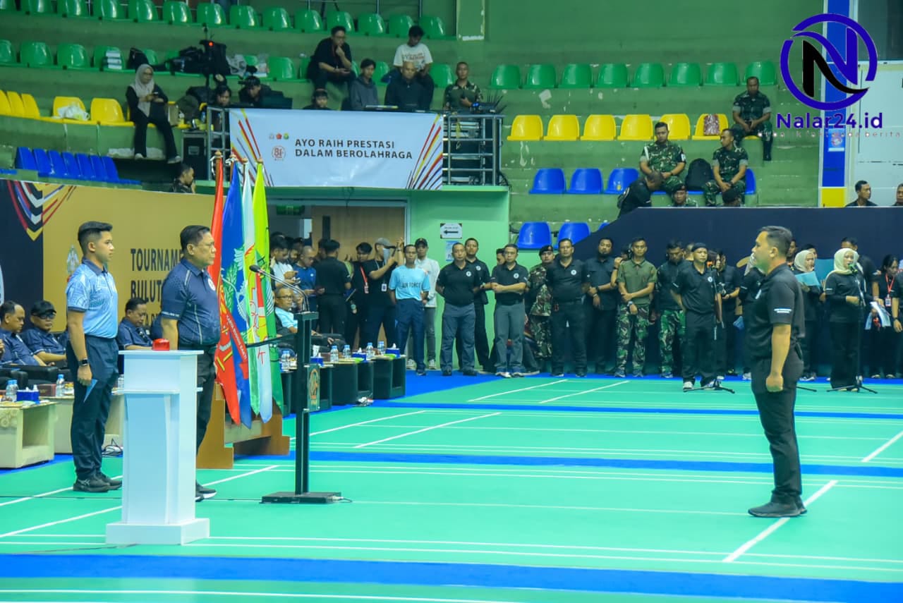 Suasana pembukaan Open Tournament Bulutangkis Piala Panglima TNI di GOR KONI Bandung
