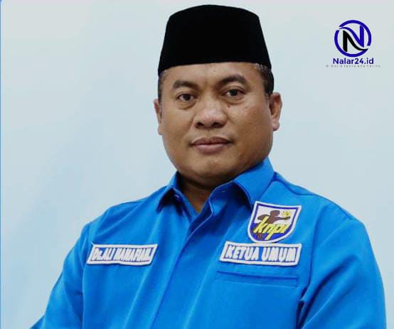 Ketua Umum KNPI Dr Ali Hanafiah mengenakan kemeja biru KNPI saat menyampaikan pernyataan