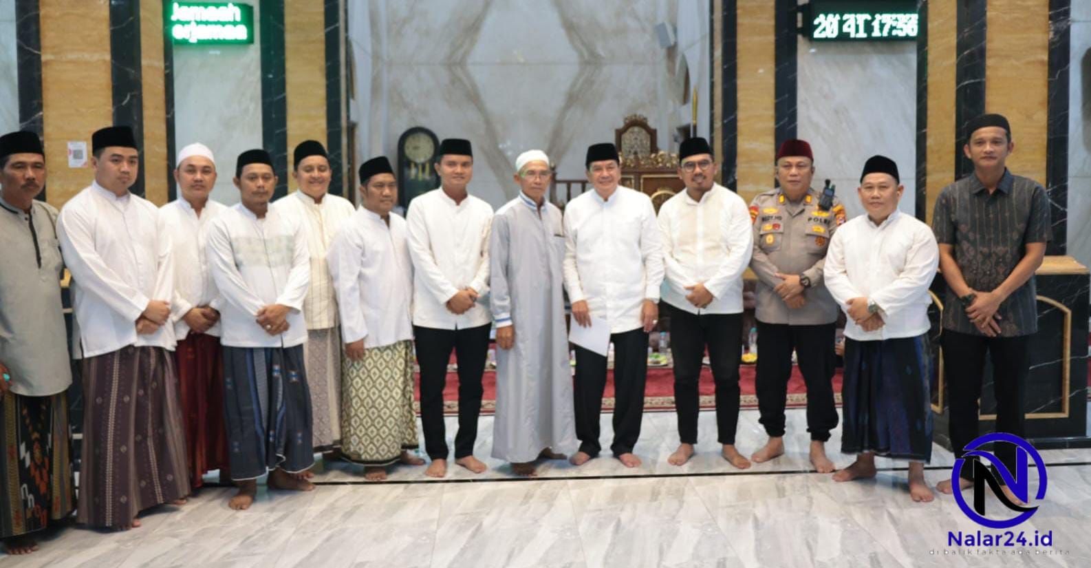 Bupati Tangerang Moch Maesyal Rasyid foto bersama di Masjid Nurul Yaqien peringatan Maulid Nabi