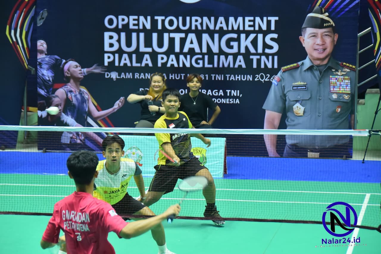 Atlet bertanding bulu tangkis Piala Panglima TNI 2026 Bandung