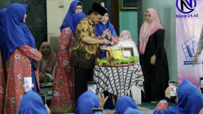 Wali Kota Tangerang H. Sachrudin memotong tumpeng pada Peringatan Maulid Nabi Muhammad SAW 1448 H dan Milad ke-12 Format AK di Masjid Raya Al-A'zhom Kota Tangerang